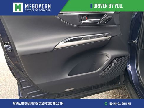 Used 2022 Toyota Venza XLE image 11