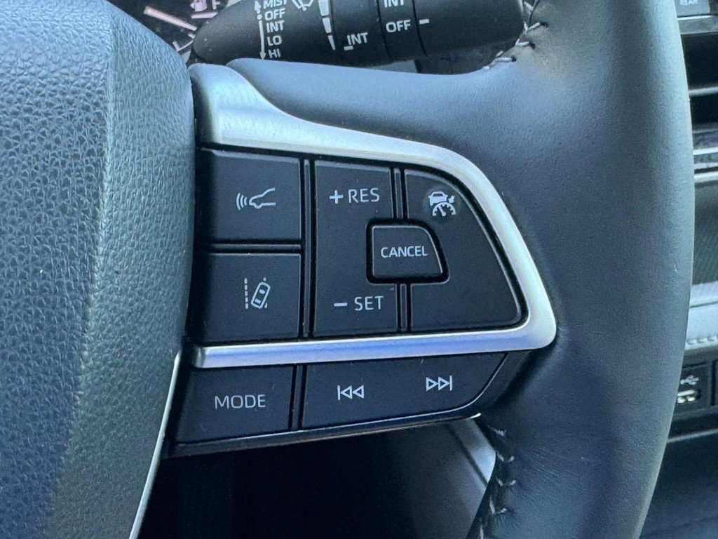 Used 2022 Toyota Highlander XLE AWD/4WD image 28