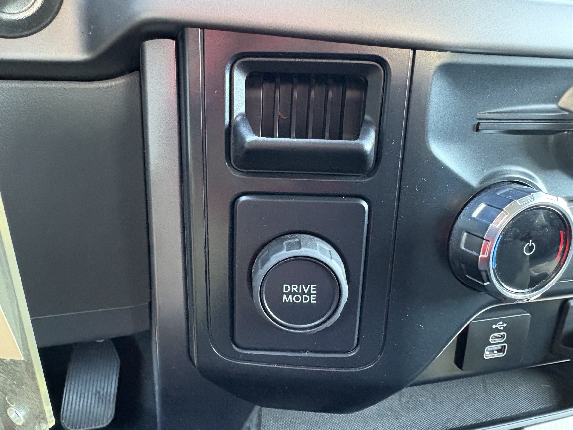 Used 2025 Ford F150 XLT w/ Equipment Group 301A Standard RWD image 9