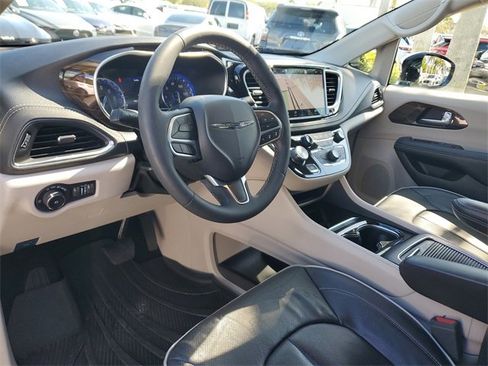 Used 2023 Chrysler Pacifica Limited image 11