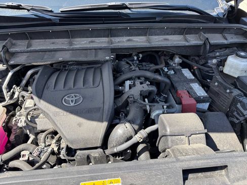 Used 2025 Toyota Highlander LE FWD image 34