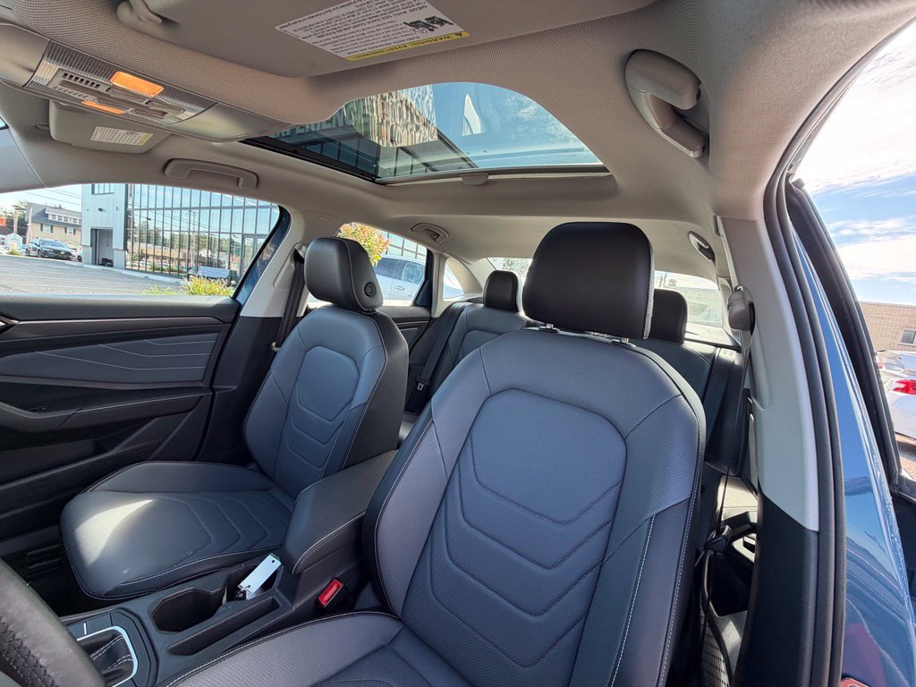 Used 2025 Volkswagen Jetta SEL FWD image 9