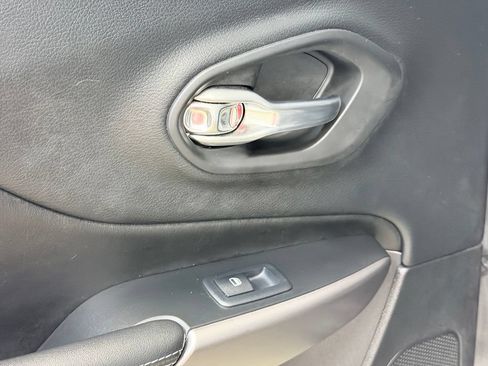 Used 2019 Jeep Cherokee Latitude Plus w/ Comfort/Convenience Group FWD image 18