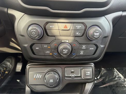 Used 2022 Jeep Renegade Latitude w/ Sun/Sound Group image 26