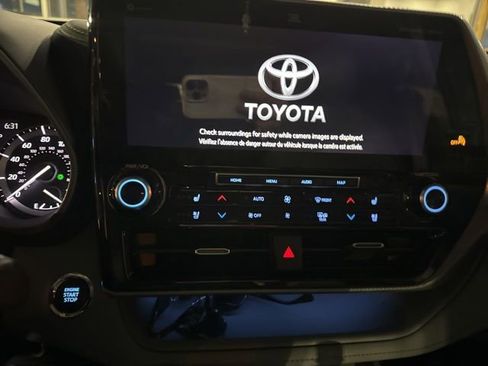 Used 2022 Toyota Highlander Platinum image 25