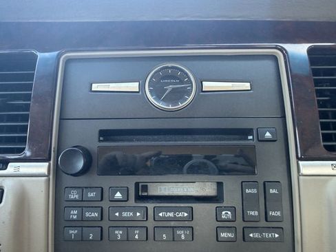 Used 2006 Lincoln Town Car Signature image 22