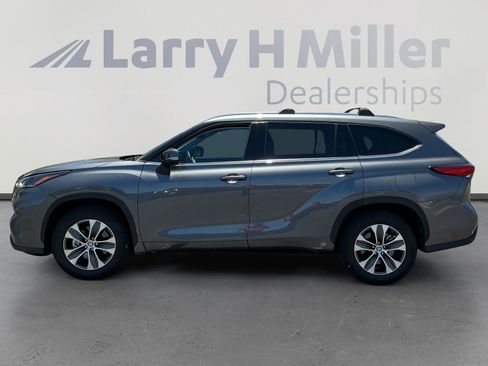 Used 2021 Toyota Highlander XLE FWD image 2