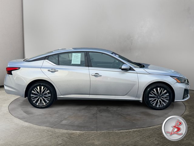 Used 2023 Nissan Altima 2.5 SV AWD/4WD image 8