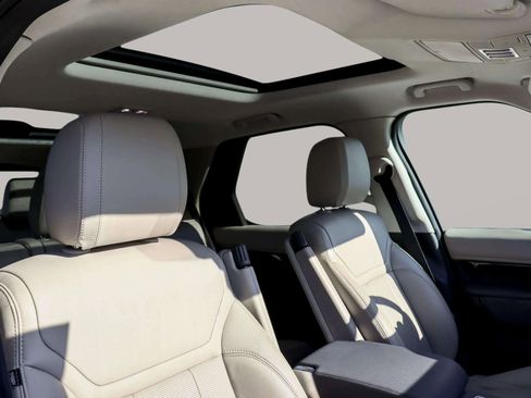 Used 2018 Land Rover Discovery SE image 40