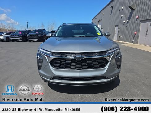 Used 2024 Chevrolet Trax LT w/ Driver Confidence Package FWD image 2