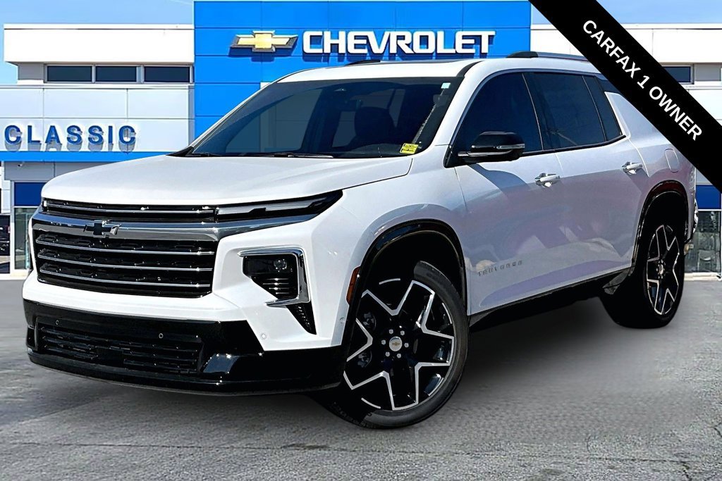 Used 2025 Chevrolet Traverse High Country FWD image 2
