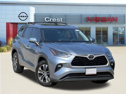 Used 2021 Toyota Highlander XLE FWD image 1