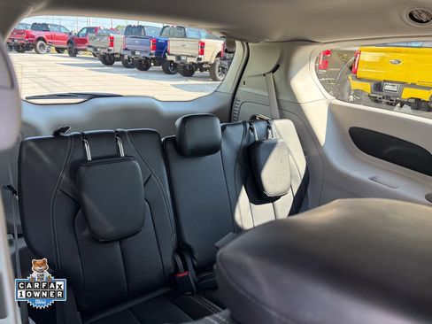Used 2024 Chrysler Pacifica Touring-L FWD image 19