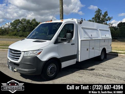 Used 2019 Freightliner Sprinter 3500 w/ Premium Package image 11