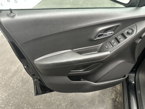 Used 2019 Chevrolet Trax LT w/ LT Convenience Package image 16