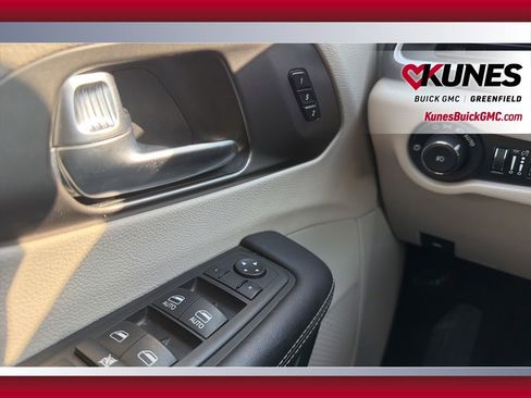 Used 2024 Chrysler Pacifica Touring-L image 28