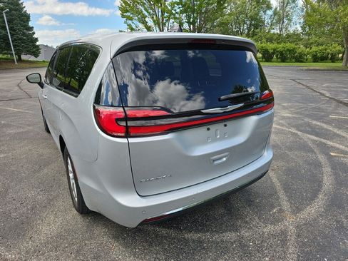Used 2023 Chrysler Pacifica Touring-L FWD image 3