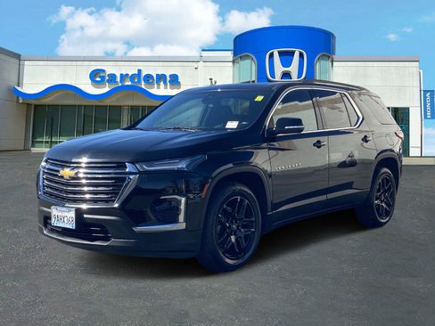 Used 2022 Chevrolet Traverse LT image 3