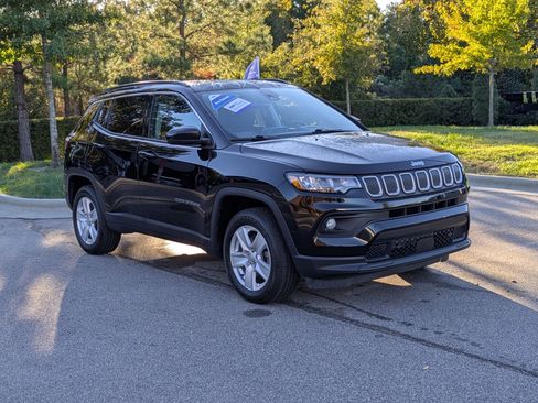 Used 2022 Jeep Compass Latitude image 1