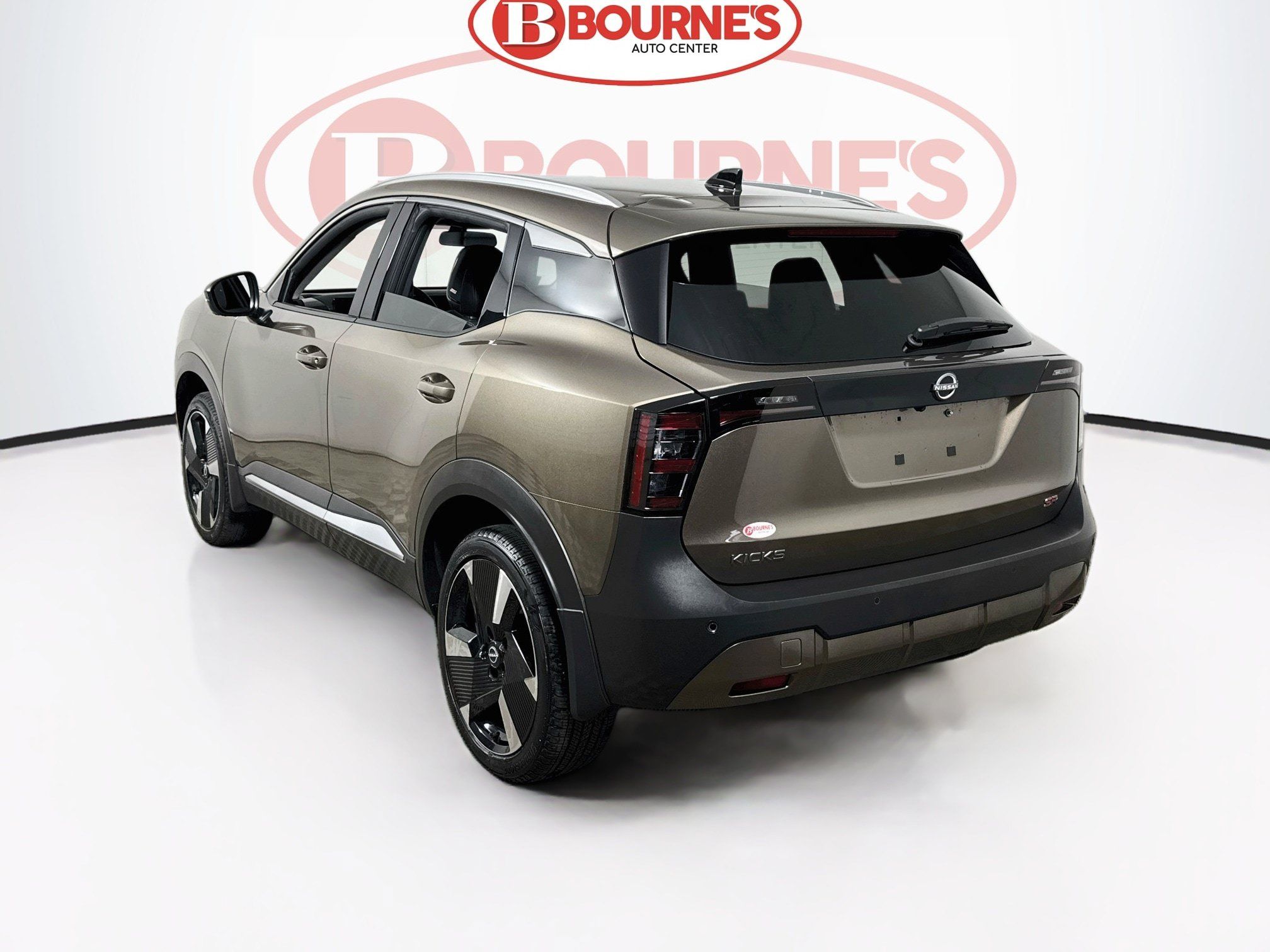 Used 2026 Nissan Kicks SR w/ SR Premium Package FWD image 9