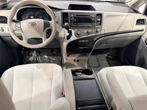 Used 2012 Toyota Sienna LE w/ Towing Pkg FWD image 33