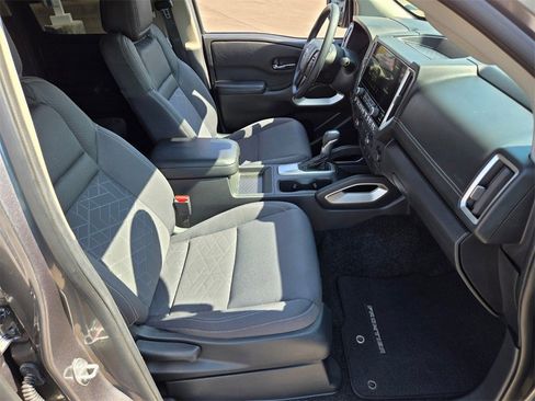 Used 2025 Nissan Frontier SV w/ Tow Package image 18