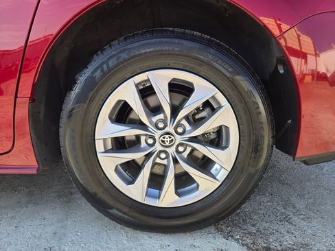 Used 2025 Toyota Sienna LE image 32