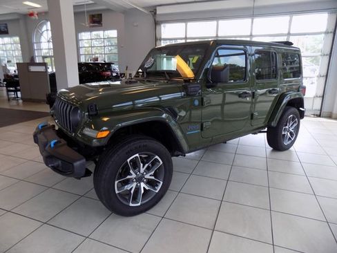 Used 2024 Jeep Wrangler Unlimited w/ Convenience Group AWD/4WD image 4