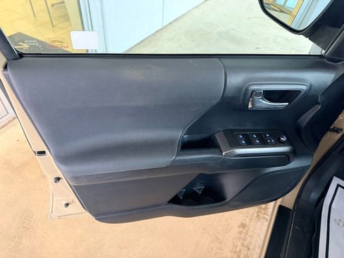 Used 2018 Toyota Tacoma TRD Off-Road image 16