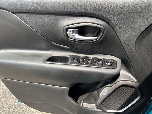 Used 2022 Jeep Renegade Latitude AWD/4WD image 9