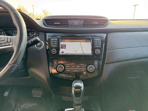 Used 2017 Nissan Rogue SV image 10