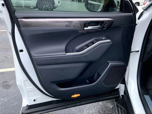 Used 2025 Toyota Highlander Limited image 20