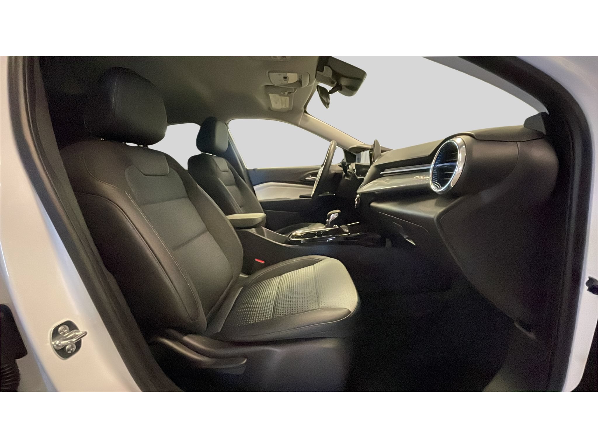 Used 2025 Chevrolet Trax LT w/ Driver Confidence Package FWD image 16
