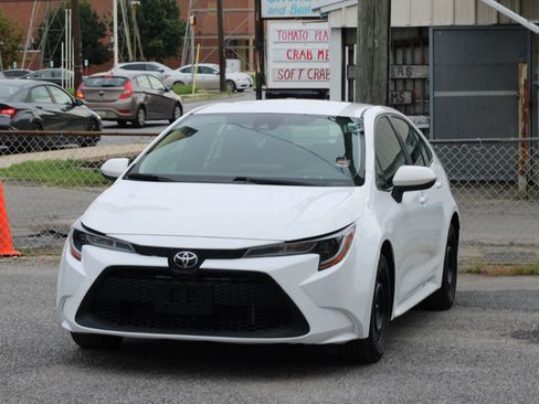 Used 2022 Toyota Corolla LE FWD image 3