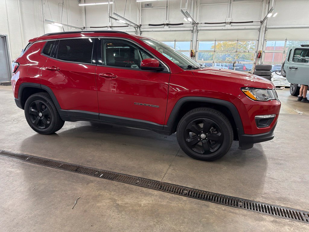 Used 2020 Jeep Compass Latitude w/ Cold Weather Group AWD/4WD image 3