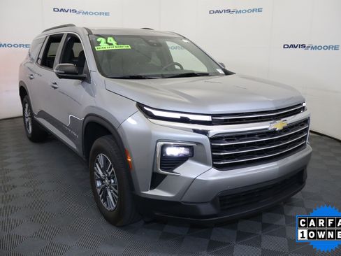 Used 2024 Chevrolet Traverse LT FWD image 3