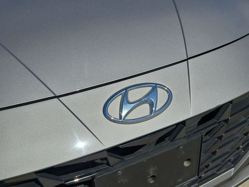 Used 2023 Hyundai Elantra Limited FWD image 10