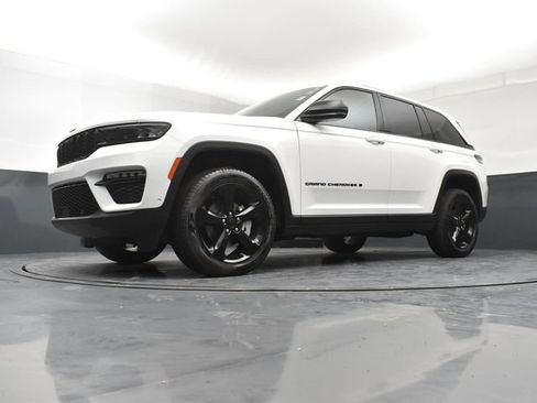 Used 2024 Jeep Grand Cherokee Limited w/ Luxury Tech Group II AWD/4WD image 21