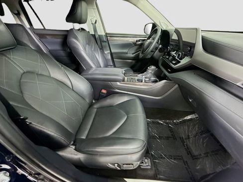 Used 2024 Toyota Highlander Platinum FWD image 29