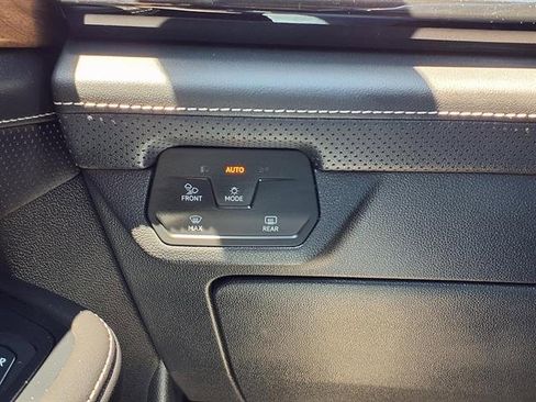 Used 2025 Volkswagen Atlas SE FWD image 18