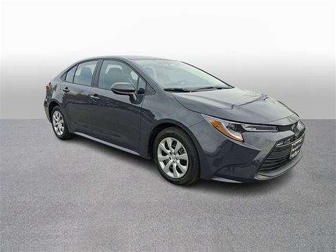 Used 2025 Toyota Corolla LE image 3