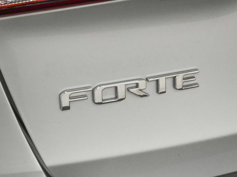 Used 2018 Kia Forte LX image 9