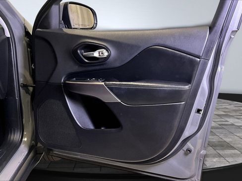 Used 2019 Jeep Cherokee Limited image 27