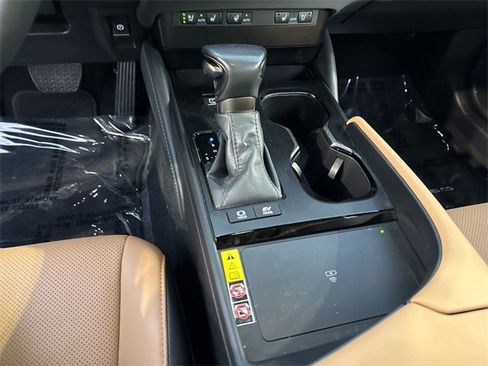 Used 2024 Lexus ES 300h w/ Premium Package image 21