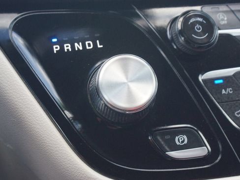 Used 2024 Chrysler Pacifica Touring-L FWD image 12