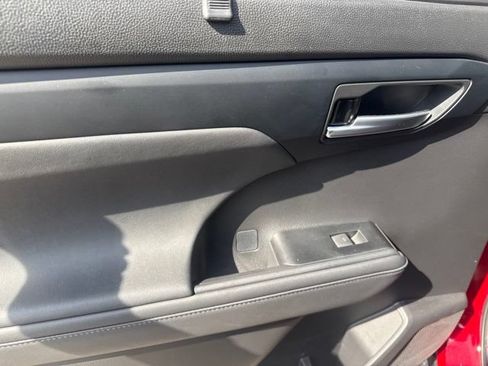 Used 2023 Toyota Highlander XLE FWD image 23