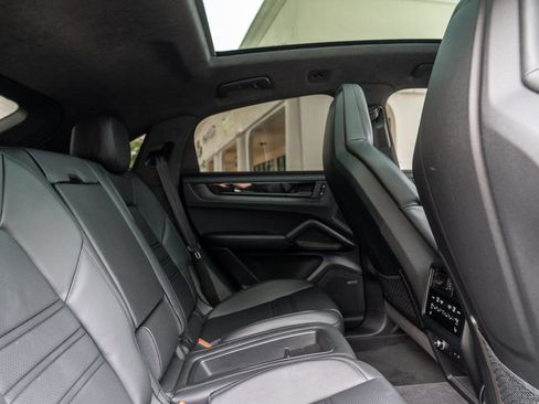 Used 2025 Porsche Cayenne GTS AWD/4WD image 23
