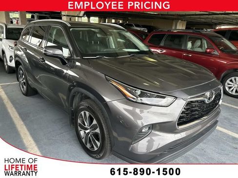Used 2022 Toyota Highlander XLE FWD image 1