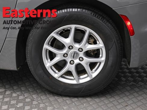 Used 2023 Chrysler Pacifica Touring-L FWD image 8