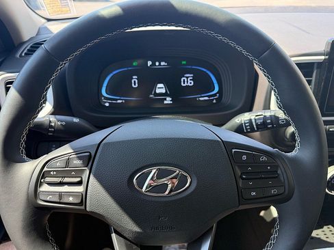 Used 2025 Hyundai Venue Limited FWD image 25